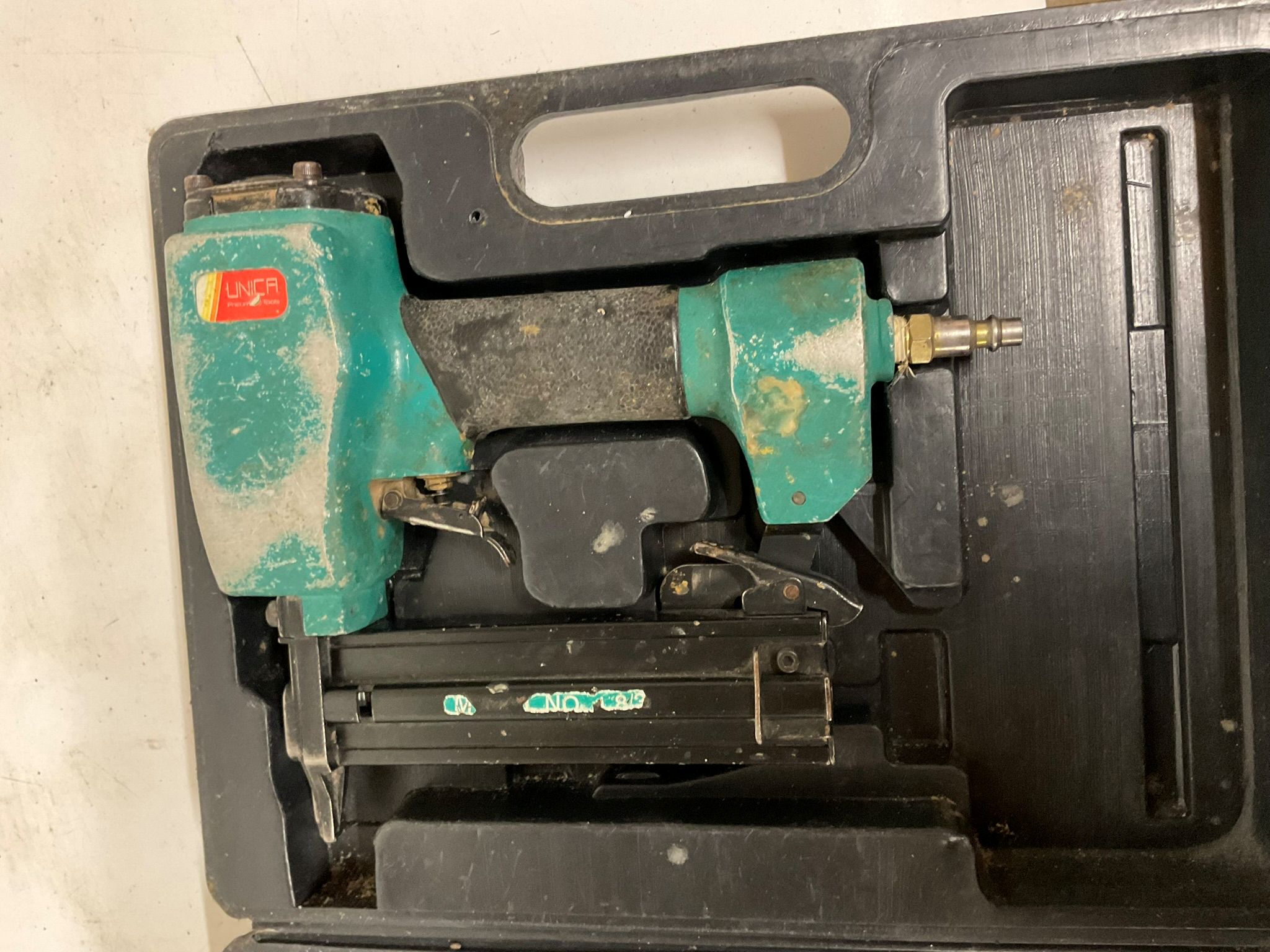 Unica Druckluft-Tacker / Nagler